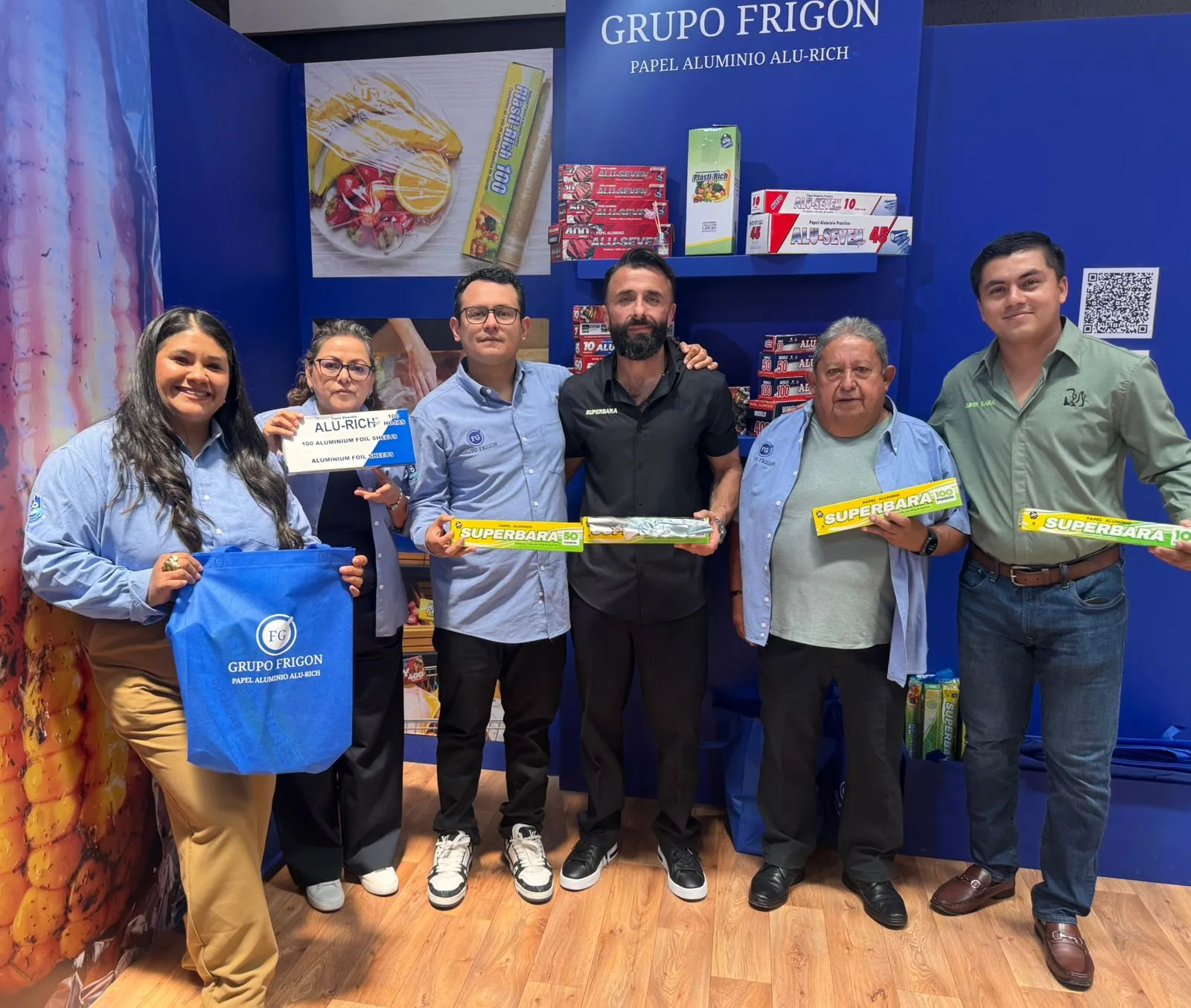 Equipo de CAPOSA con Grupo Frigón en su stand